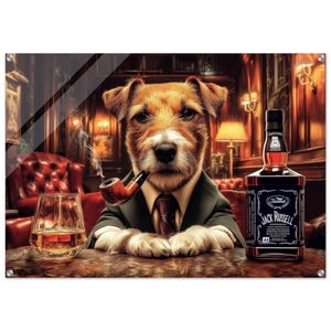 Puede incluir: Un perro Jack Russell de color marrón y blanco que lleva un traje oscuro, corbata y fuma en pipa. El perro está sentado a una mesa de madera junto a un vaso de líquido ámbar y una botella con la etiqueta Jack Russell y texto blanco.