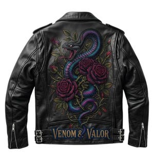 Op de afbeelding: Een zwart leren motorjack met een grote afbeelding op de rug van een kronkelende slang met iriserende blauwe en paarse schubben, omringd door dieprode rozen en doornige ranken. De tekst "VENOM & VALOR" is in goud gedrukt op de onderste zoom.