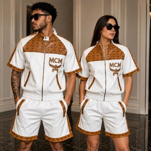 MCM Weißer Leder-Trainingsanzug, Set aus Jacke und Shorts aus echtem Rindsleder, Luxus-Designer-Streetwear, Monogramm-Logo