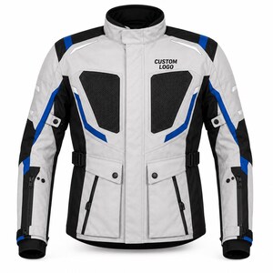 Può includere: Una giacca da moto grigio chiaro, nera e blu con colletto alto, pannelli in rete sul petto e due tasche frontali con patta. Il testo CUSTOM LOGO è stampato sul petto destro. Le maniche includono cinturini regolabili e cerniere.