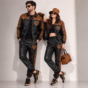 MCM schwarzer Leder-Trainingsanzug aus echtem Rindsleder, bestehend aus Jacke, Hose und Mütze mit Designer-Monogramm-Logo