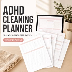 Può includere: Un pianificatore digitale per le pulizie ADHD con un sistema di ripristino domestico di 10 pagine, visualizzato su uno schermo di tablet e come fogli stampati. I documenti presentano carta bianca con intestazioni e linee rosa tenue per le attività.