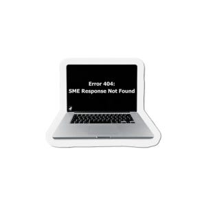 Pode incluir: Um autocolante de portátil prateado com um ecrã preto e o texto branco Error 404: SME Response Not Found. O portátil tem um teclado padrão e um trackpad, com um pequeno ícone branco no canto inferior esquerdo do ecrã.