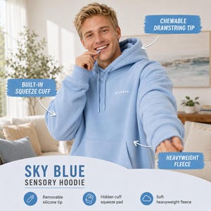 Op de afbeelding: Een hemelsblauwe sensorische hoodie met een trekkoord met kauwbare siliconen tip, een ingebouwde knijpmanchet en een kangoeroezak. Op de borst staat de tekst QIVORZA. Het kledingstuk is gemaakt van zacht, zwaar fleece materiaal.