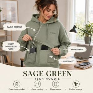 Peut inclure: Un sweat à capuche vert sauge avec le texte QIVORZA sur la poitrine. L'avant présente une grande poche avec des sections dédiées pour le passage de câbles, une poche dissimulée pour batterie externe, un étui pour téléphone et une poche pour écouteurs.