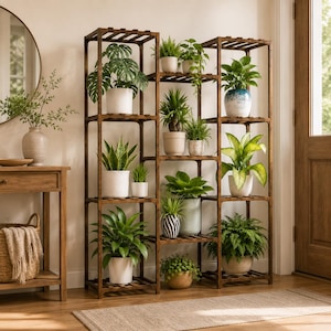 Puede incluir: Un soporte para plantas de madera oscura de varios niveles con una estructura de rejilla y diversos estantes que sostienen numerosas plantas verdes en macetas de cerámica blancas, azules y estampadas de distintas formas.
