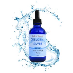 Op de afbeelding: Een blauwe glazen fles met een druppelaar, met het label "Back to Naturals Colloïdaal Zilver 100 PPM Met Gedistilleerd Water 4 fl. oz.". De fles is omgeven door een blauwe waterspat.