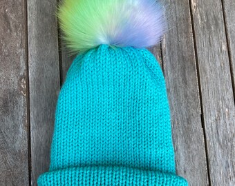 cappello lavorato a maglia fatto a mano color acqua con pompon in pelliccia sintetica arcobaleno