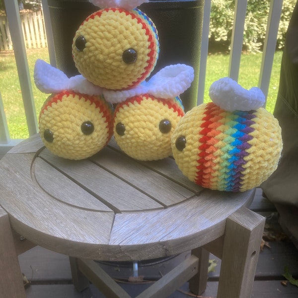 Abeille arc-en-ciel au crochet faite à la main - Modèle KayteDids