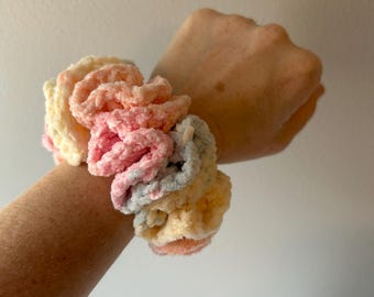 Scrunchie arcobaleno in velluto fatto a mano all'uncinetto