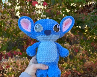 Alienígena azul de crochet hecho a mano