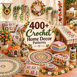 Peut inclure: Une collection d'objets de décoration intérieure en crochet faits main, incluant un tapis circulaire, une maison citrouille, une boîte à mouchoirs tournesol, des paniers floraux, des dessous de verre, un coussin et un panneau 400+ Crochet Home Decor Patterns.