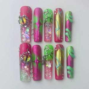 Neon Chrome Press On Nails – Extra lange vierkante roze en groene nagels met drakenoogbedeltjes, sterretje, glitter en 3D-wervelingen, Y2K