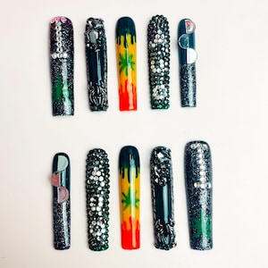 Rasta Crystal Press On Nails – Extra lange vierkante donkergroene glitternagels met kristallen kruis, groen blad, volledig bedekt met kristallen en bedeltjes