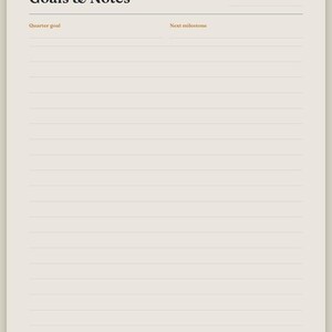 Puede incluir: Una página de planificador beige titulada Goals & Notes con una sección para Quarter goal y Next milestone. La página presenta líneas horizontales para escribir, el texto Goals & Notes en la parte superior y Goals & Notes - Freelance Edition abajo.