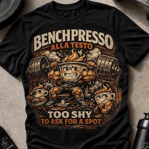 Könnte beinhalten: Ein schwarzes T-Shirt mit einer Grafik einer muskulösen Kaffeetasse, die eine Langhantel hebt. Der Text lautet BENCHPRESSO ALLA TESTO und TOO SHY TO ASK FOR A SPOT. Das Design zeigt zwei kleinere Kaffeetassen und eine abgenutzte, texturierte Optik.