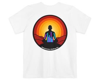 Meditierende Silhouette mit Schallwellenbalken-Taschen-T-Shirt | Sunset Lotus Tee