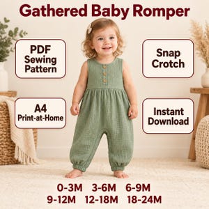 Op de afbeelding: Een saliegroene mouwloze babyromper met een geplooide taille, drie kleine houten knoopjes op de borst en drukknopen bij het kruis. De tekst luidt Gathered Baby Romper, PDF Sewing Pattern, Snap Crotch, A4 Print-at-Home, Instant Download en maten van 0-3M tot 18-24M.