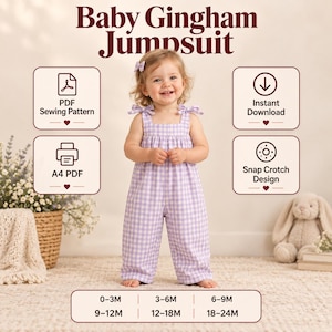 Op de afbeelding: Een lichtpaarse en witte gingham jumpsuit met strikbandjes op de schouders. De afbeelding bevat tekst: Baby Gingham Jumpsuit, PDF Sewing Pattern, Instant Download, A4 PDF, Snap Crotch Design en maten van 0-3M tot 18-24M.