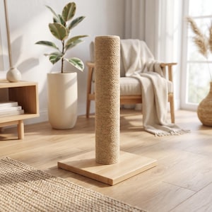 Könnte beinhalten: Ein vertikaler, zylindrischer Kratzbaum, der mit dickem, beigefarbenem Sisalseil umwickelt ist und auf einem quadratischen Sockel aus hellem Holz steht. Der Pfosten ist aufrecht und hat eine texturierte, gewickelte Oberfläche.