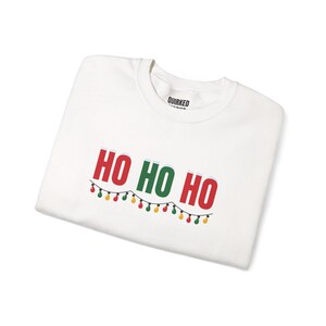 Sudadera Ho Ho Ho, Sudadera navideña de cuello redondo, Regalo navideño para ella o para él, Conjunto para fiesta de Navidad, Conjunto navideño familiar a juego imagen 2