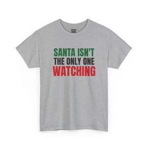 De Kerstman is niet de enige die kijkt, grappig kerstshirt, kerstcadeau voor hem of haar, outfit voor een kerstfeest, bijpassende kerstoutfit voor het hele gezin afbeelding 6