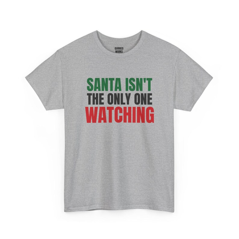 De Kerstman is niet de enige die kijkt, grappig kerstshirt, kerstcadeau voor hem of haar, outfit voor een kerstfeest, bijpassende kerstoutfit voor het hele gezin afbeelding 6