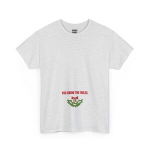 Je kent de regels! Mistletoe T-shirt, grappig kerstshirt, kerstcadeau voor hem of haar, outfit voor een kerstfeest, bijpassende kerstoutfit voor het hele gezin afbeelding 4
