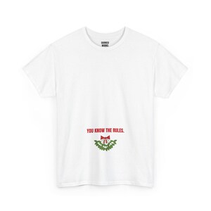Je kent de regels! Mistletoe T-shirt, grappig kerstshirt, kerstcadeau voor hem of haar, outfit voor een kerstfeest, bijpassende kerstoutfit voor het hele gezin afbeelding 2