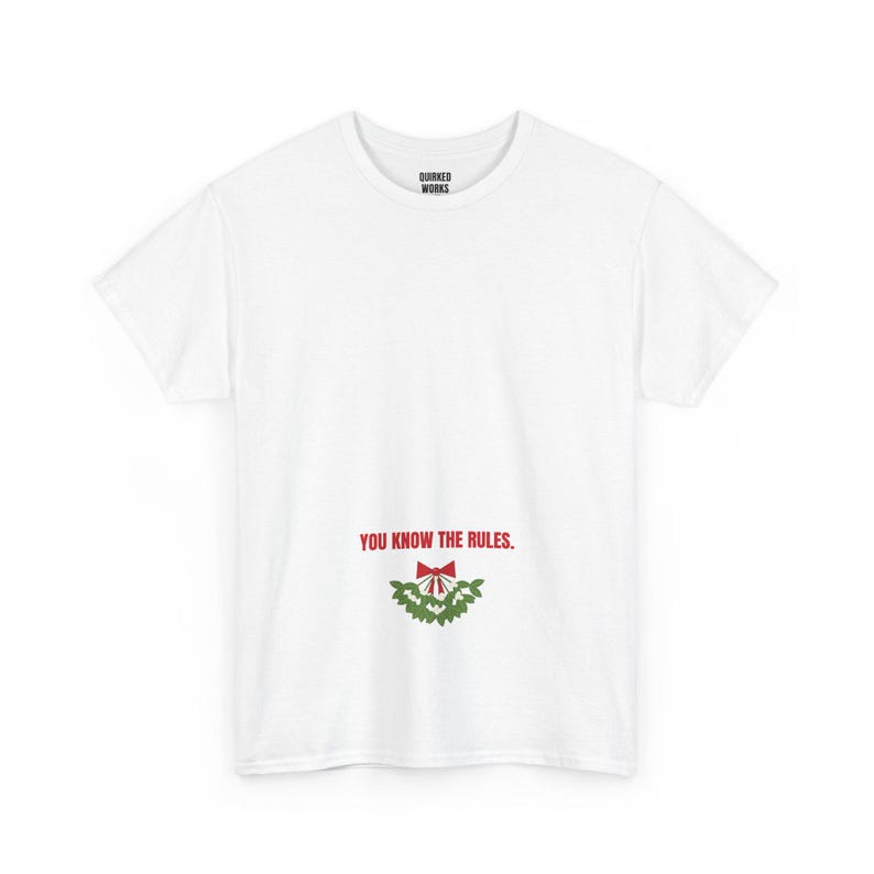 Je kent de regels! Mistletoe T-shirt, grappig kerstshirt, kerstcadeau voor hem of haar, outfit voor een kerstfeest, bijpassende kerstoutfit voor het hele gezin afbeelding 2