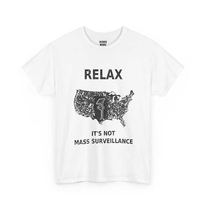 Entspann dich, es ist keine Massenüberwachung – T-Shirt mit witzigem, sarkastischem Protestmotiv: Vintage-USA-Karte, Anti-Flockkamera, ALPR-Datenschutz-Shirt Bild 1