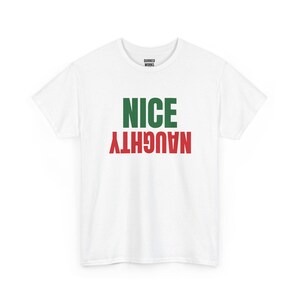 Leuk, ondeugend, ondersteboven shirt, grappig kerstshirt, kerstcadeau voor hem of haar, outfit voor een kerstfeest, bijpassende kerstoutfit voor het hele gezin afbeelding 2
