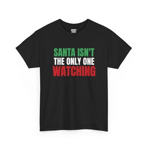 De Kerstman is niet de enige die kijkt, grappig kerstshirt, kerstcadeau voor hem of haar, outfit voor een kerstfeest, bijpassende kerstoutfit voor het hele gezin afbeelding 1