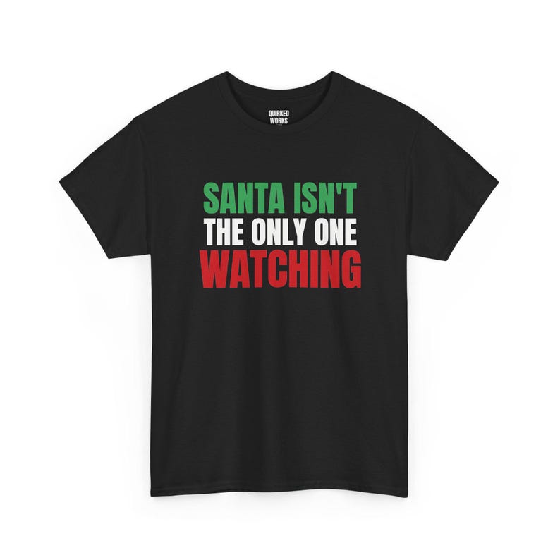 De Kerstman is niet de enige die kijkt, grappig kerstshirt, kerstcadeau voor hem of haar, outfit voor een kerstfeest, bijpassende kerstoutfit voor het hele gezin afbeelding 1