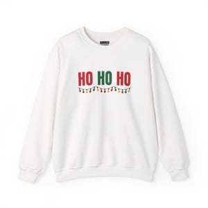 Sudadera Ho Ho Ho, Sudadera navideña de cuello redondo, Regalo navideño para ella o para él, Conjunto para fiesta de Navidad, Conjunto navideño familiar a juego imagen 1