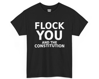 以下が含まれることがあります： 胸元にFLOCK YOU AND THE CONSTITUTIONという白い文字がプリントされた黒の半袖Tシャツ。首元の内側のラベルにはQUIRKED WORKSという文字が表示されています。クルーネックで、裾は標準的なストレートカットのデザインです。