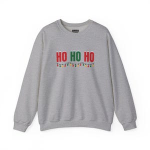 Sudadera Ho Ho Ho, Sudadera navideña de cuello redondo, Regalo navideño para ella o para él, Conjunto para fiesta de Navidad, Conjunto navideño familiar a juego imagen 7