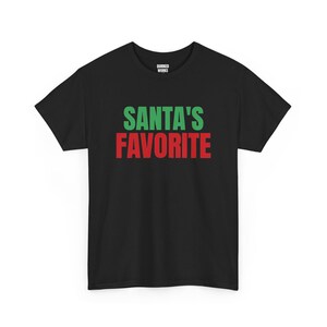 Camiseta favorita do Papai Noel, camiseta natalina divertida, presente de Natal para ela ou para ele, roupa para festa de Natal, combinação natalina para a família imagem 1