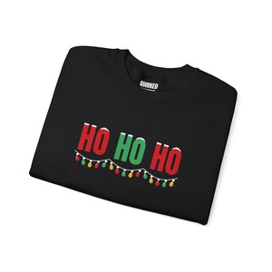 Sudadera Ho Ho Ho, Sudadera navideña de cuello redondo, Regalo navideño para ella o para él, Conjunto para fiesta de Navidad, Conjunto navideño familiar a juego imagen 4