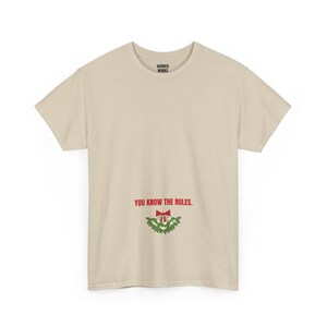 Je kent de regels! Mistletoe T-shirt, grappig kerstshirt, kerstcadeau voor hem of haar, outfit voor een kerstfeest, bijpassende kerstoutfit voor het hele gezin afbeelding 5