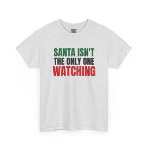 De Kerstman is niet de enige die kijkt, grappig kerstshirt, kerstcadeau voor hem of haar, outfit voor een kerstfeest, bijpassende kerstoutfit voor het hele gezin afbeelding 4