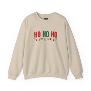 Sudadera Ho Ho Ho, Sudadera navideña de cuello redondo, Regalo navideño para ella o para él, Conjunto para fiesta de Navidad, Conjunto navideño familiar a juego imagen 5