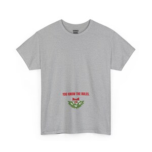 Je kent de regels! Mistletoe T-shirt, grappig kerstshirt, kerstcadeau voor hem of haar, outfit voor een kerstfeest, bijpassende kerstoutfit voor het hele gezin afbeelding 6