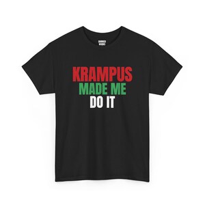T-shirt « C’est Krampus qui m’a forcé », T-shirt de Noël humoristique, Cadeau de Noël pour elle ou lui, Tenue de fête de Noël, Ensemble assorti pour toute la famille image 1