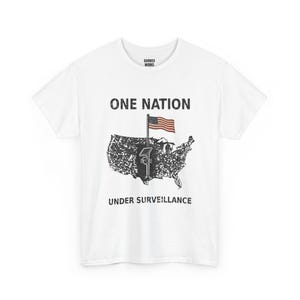 „Eine Nation unter Überwachung“-Shirt, Vintage-T-Shirt mit USA-Karte: Protest-Shirt gegen Überwachung, gegen Überwachungskameras, gegen automatische Kennzeichenerkennung und Datenschutz Bild 1