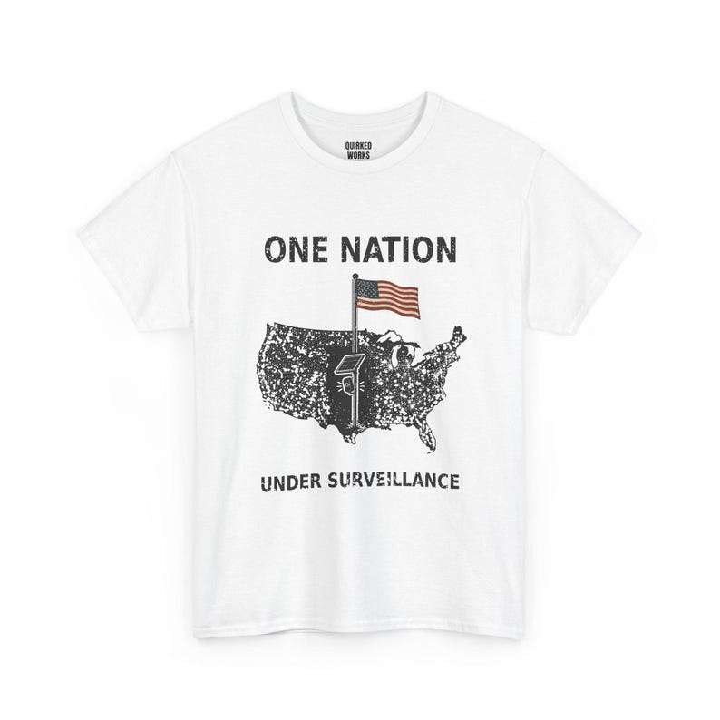 „Eine Nation unter Überwachung“-Shirt, Vintage-T-Shirt mit USA-Karte: Protest-Shirt gegen Überwachung, gegen Überwachungskameras, gegen automatische Kennzeichenerkennung und Datenschutz Bild 1