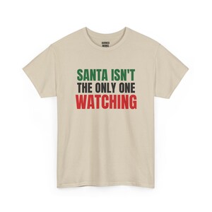 De Kerstman is niet de enige die kijkt, grappig kerstshirt, kerstcadeau voor hem of haar, outfit voor een kerstfeest, bijpassende kerstoutfit voor het hele gezin afbeelding 5