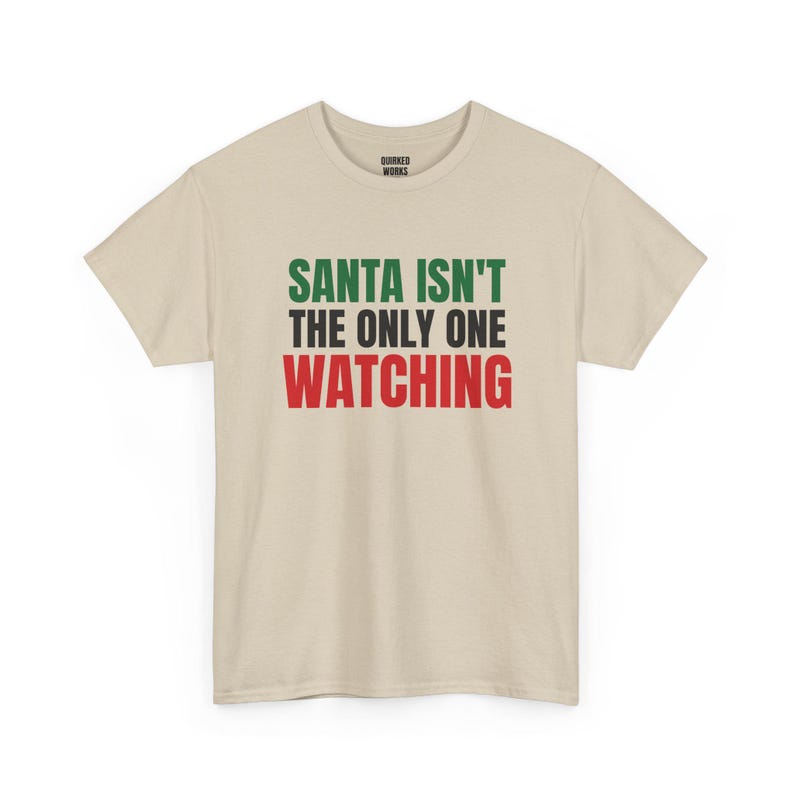 De Kerstman is niet de enige die kijkt, grappig kerstshirt, kerstcadeau voor hem of haar, outfit voor een kerstfeest, bijpassende kerstoutfit voor het hele gezin afbeelding 5