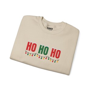 Sudadera Ho Ho Ho, Sudadera navideña de cuello redondo, Regalo navideño para ella o para él, Conjunto para fiesta de Navidad, Conjunto navideño familiar a juego imagen 6