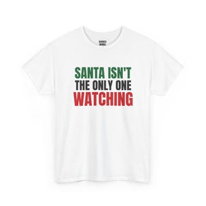 De Kerstman is niet de enige die kijkt, grappig kerstshirt, kerstcadeau voor hem of haar, outfit voor een kerstfeest, bijpassende kerstoutfit voor het hele gezin afbeelding 2